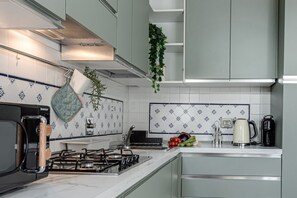 Fridge, microwave, oven, stovetop