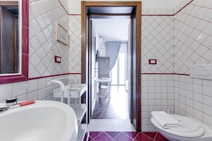 A modern bathroom with a bathtub, toilet, and shower area. - Le Margherite - Sweet Dreams in Florence (Firenze)