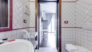 Een douche, een haardroger, een bidet, handdoeken