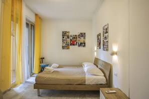 3 chambres, bureau, fer et planche à repasser, lit de bébé portatif