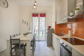 Réfrigérateur, four à micro-ondes, un four, surface de cuisson