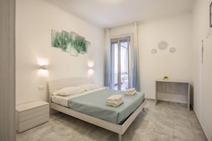 3 Schlafzimmer, Schreibtisch, Bügeleisen/Bügelbrett, Reisekinderbett