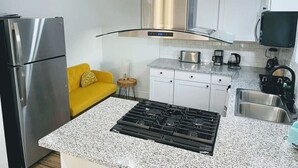 Kaffetrakter/tekoker, kjøleskap, mikrobølgeovn og ovn