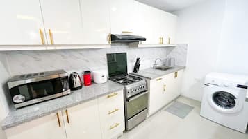 Refrigerador, microondas, horno y tetera eléctrica