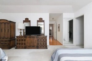 3 bedrooms, in-room safe, iron/ironing board, free WiFi