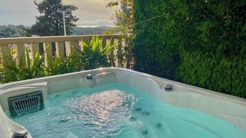 Deluxe Double Room, Hot Tub, Partial Ocean View | Private spa tub