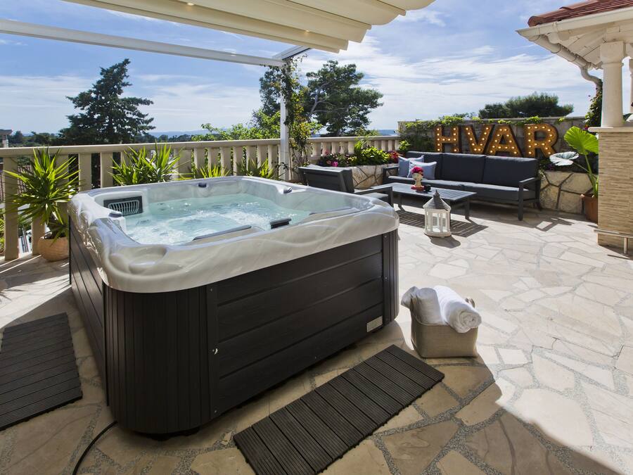 Exclusieve studio, hot tub, gedeeltelijk uitzicht op oceaan | Een kluis op de kamer, individueel gedecoreerd, individueel gemeubileerd