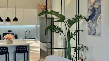 Suite Studio Exclusive, baignoire, vue partielle sur la mer | 1 chambre, coffres-forts dans les chambres, décoration personnalisée