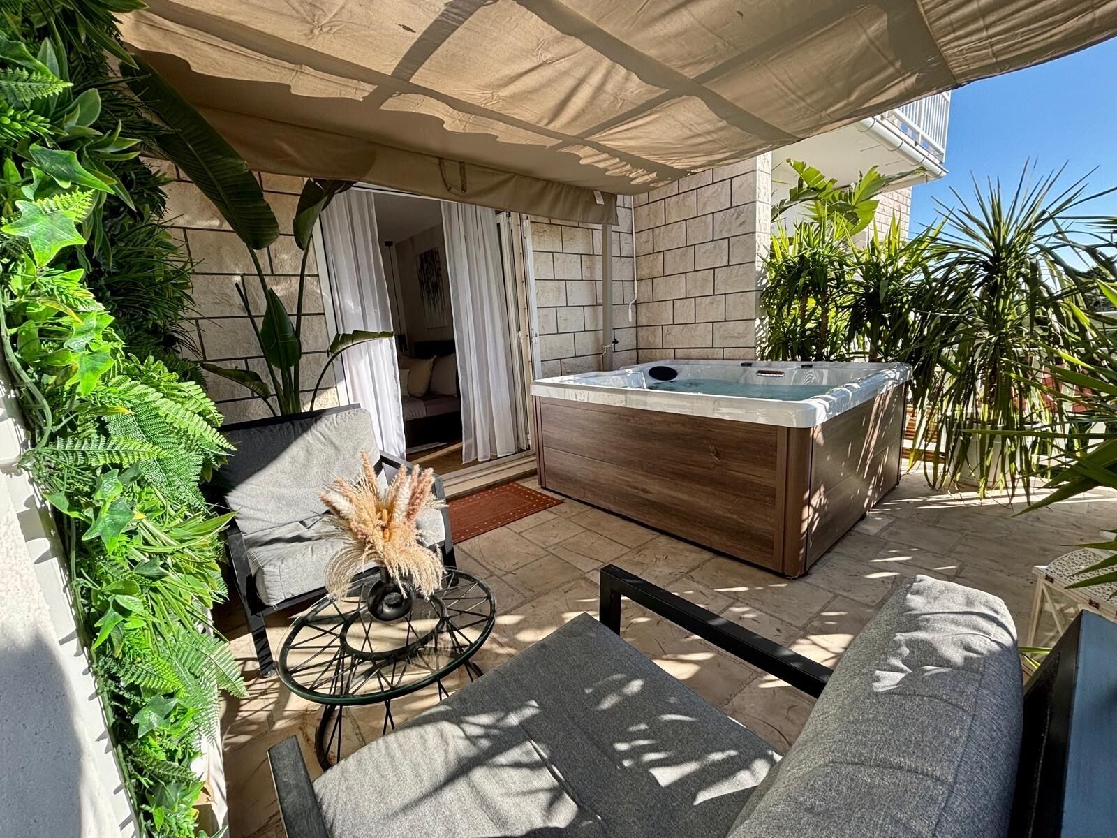Chambre Double, bain à remous, vue jardin | Terrasse/Patio