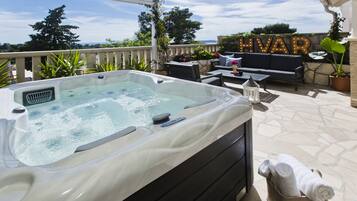 Exclusive Studio, Hot Tub, Partial Ocean View | Private spa tub