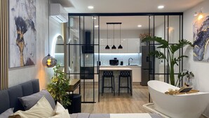 A modern interior with a living area, a kitchen, and a bathroom. - Casa Benita (Hvar)