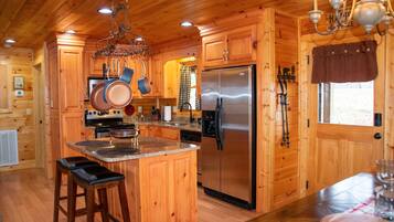 Kylskåp, mikrovågsugn, ugn och spishäll