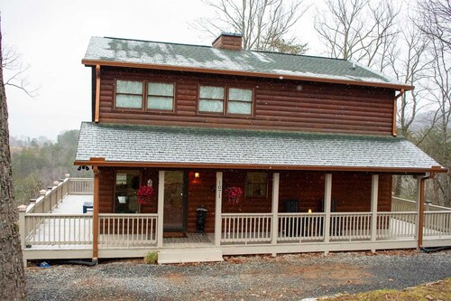 Cozy Top of Mountain Cabin overlooking Meichtry Vineyards; 1.5hrs from Atlanta 