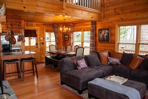 Smart TV, fireplace, DVD player, table football - Cozy Top of Mountain Cabin overlooking Meichtry Vineyards; 1.5hrs from Atlanta  (Talking Rock)