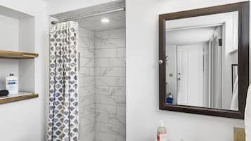 Dusche, Haartrockner, HandtĂŒcher, Seife