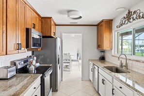 冷蔵庫、電子レンジ、オーブン、コンロ