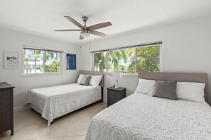 4 室のベッドルーム、デスク、アイロン / アイロン台、旅行用ベビーベッド