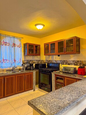 Kylskåp, mikrovågsugn, ugn och spishäll