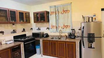 Een koelkast, een microgolfoven, een oven, een kookplaat