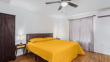 1 slaapkamer, een bureau, een strijkplank/strijkijzer, reisbedje