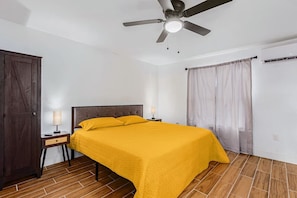 2 Schlafzimmer, Schreibtisch, Bügeleisen/Bügelbrett, Reisekinderbett
