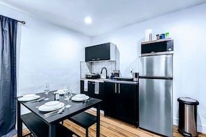 Kühlschrank, Mikrowelle, Herdplatte, Wasserkocher mit Kaffee-/Teezubehör