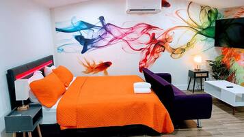 Skrivebord, strykejern/-brett, reiseseng for barn og wi-fi