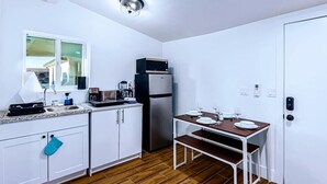 Kaffetrakter/tekoker, kjøleskap, mikrobølgeovn og ovn