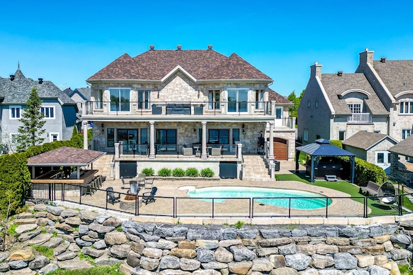 Enjoy in this amazing vacation home with stunning waterfront view and amenities