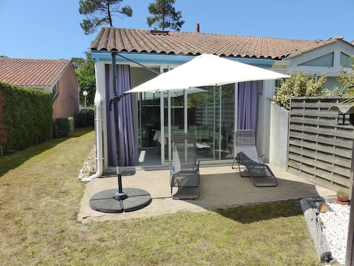 La Hameau des Alouettes N°10 Villa patio with garden between center and beaches