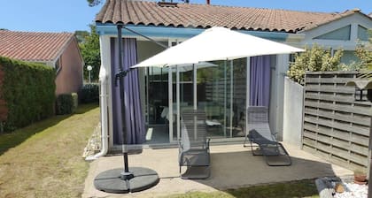 La Hameau des Alouettes N°10 Villa patio with garden between center and beaches