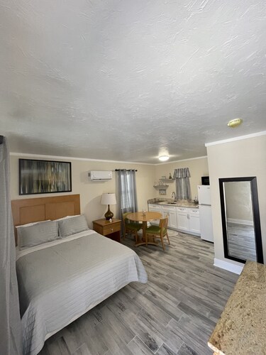 Studios near AMI Beach, Fully Furnished, Kitchenette, Enclosed Lanai”