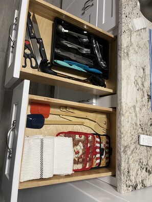 Een douche, handdoeken, toiletpapier