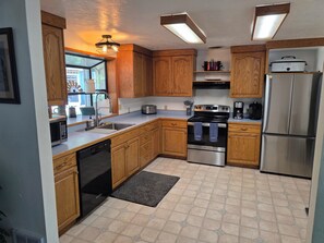 Een koelkast, een microgolfoven, een oven, een kookplaat