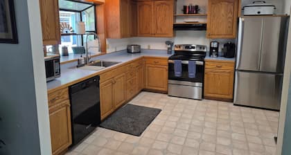 Packwood Big House : River view, AC, Wi-Fi, Covered Patio, Bar and Game Room!