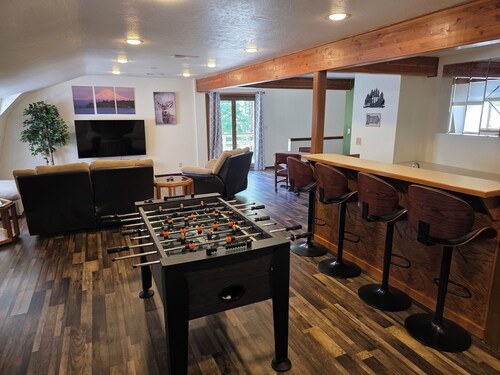 Packwood Big House : River view, AC, Wi-Fi, Covered Patio, Bar and Game Room! 