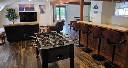 Packwood Big House : River view, AC, Wi-Fi, Covered Patio, Bar and Game Room!