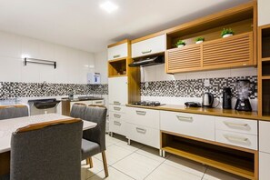 Eenvoudig appartement | Privékeuken | Een koelkast, een microgolfoven, een kookplaat, een blender