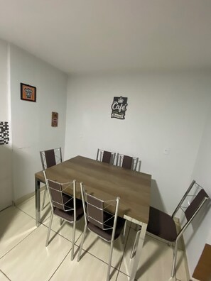 Apartamento económico | Cocina privada | Frigorífico, microondas, placa de cocina y licuadora