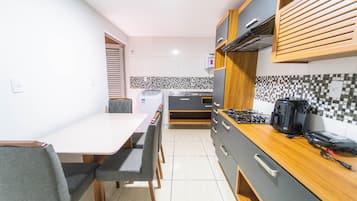 Apartamento | Cozinha privada | Geladeira, micro-ondas, cooktop, liquidificador