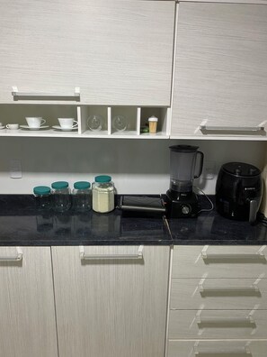 Economy appartement | Privékeuken | Een koelkast, een microgolfoven, een kookplaat, een blender