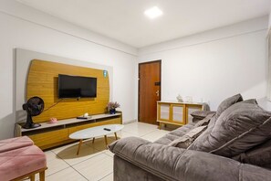 Apartment | Living area | Flat-screen TV, streaming services - Ap 2 Qts com suíte Garagem e Elevador (Vicente Pires)