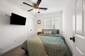 3 bedrooms, desk, iron/ironing board, travel crib