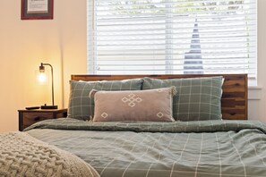 3 bedrooms, iron/ironing board, WiFi, bed sheets - Scarlet Cottage (Fayetteville)