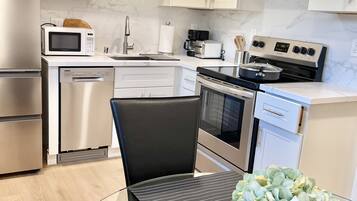 Kylskåp, mikrovågsugn, ugn och diskmaskin