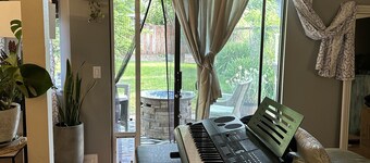 Cozy home in nice neighborhood next to largest park in Redding ! Pet friendly.