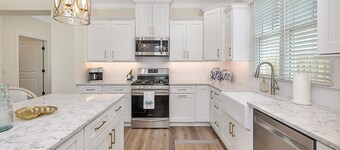 Private Heated Pool, Close to Beaches, Restaurants & Shopping!