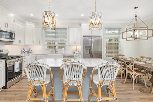 Private Heated Pool, Close to Beaches, Restaurants & Shopping!