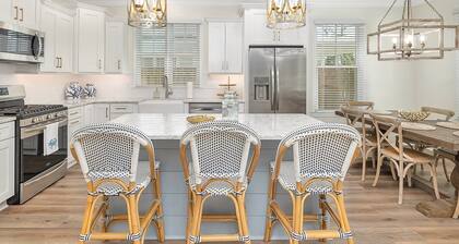 Private Heated Pool, Close to Beaches, Restaurants & Shopping!