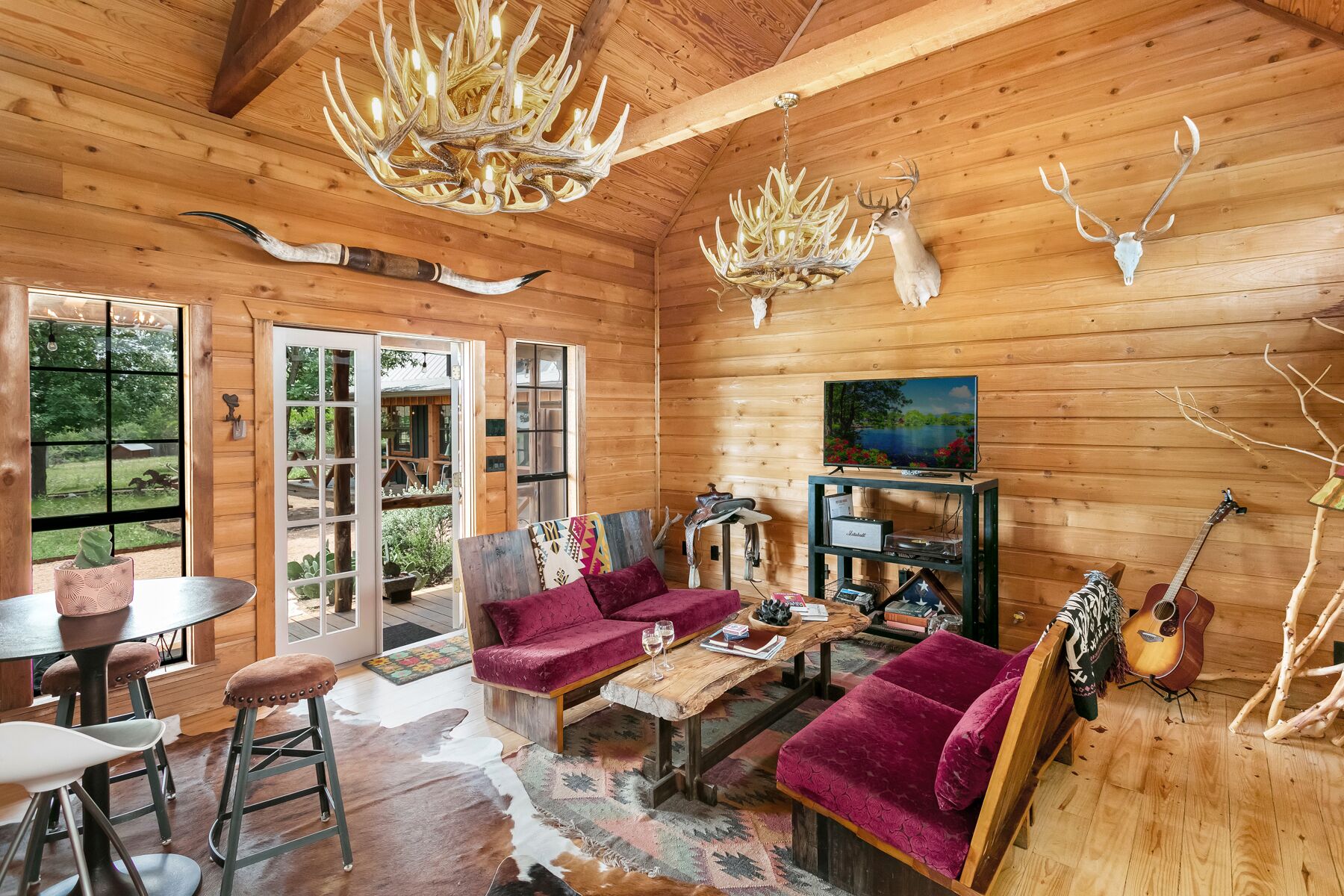 Een televisie, boeken, een muziekbibliotheek en een stereo